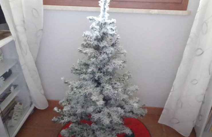 Albero di Natale innevato