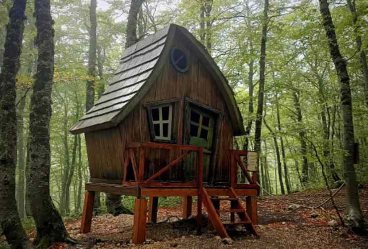 In questo bosco si nasconde un villaggio da fiaba 