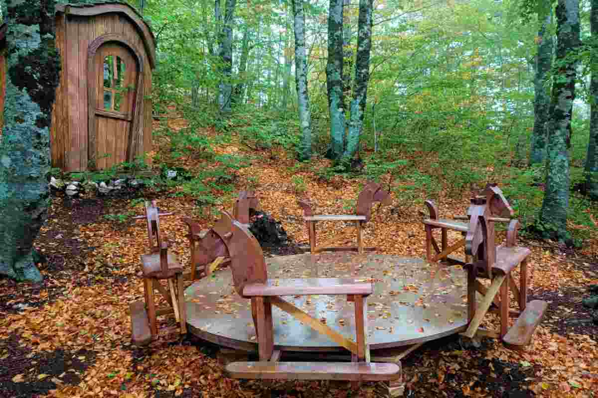 In questo bosco si nasconde un villaggio da fiaba