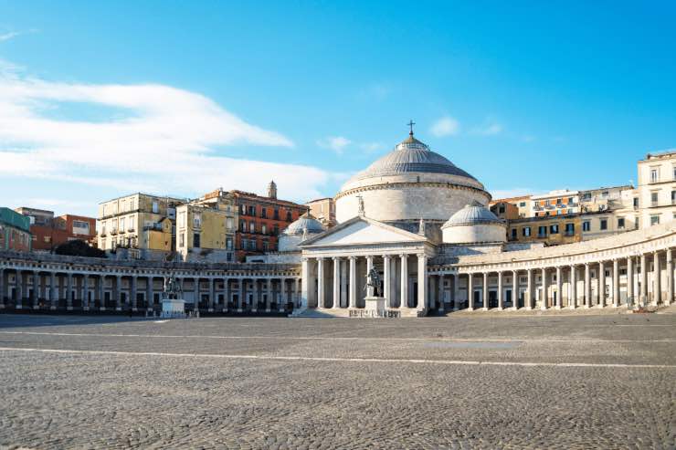 Napoli, Piazza del Plebiscito: perché molti la attraversano da bendati, la leggenda