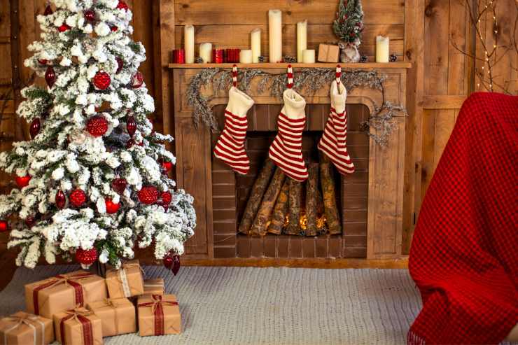 decorare caminetto Natale idee