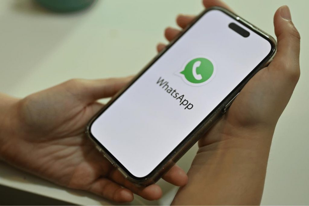 WhatsApp, novità per gli utenti: dopo anni un servizio non sarà più gratis