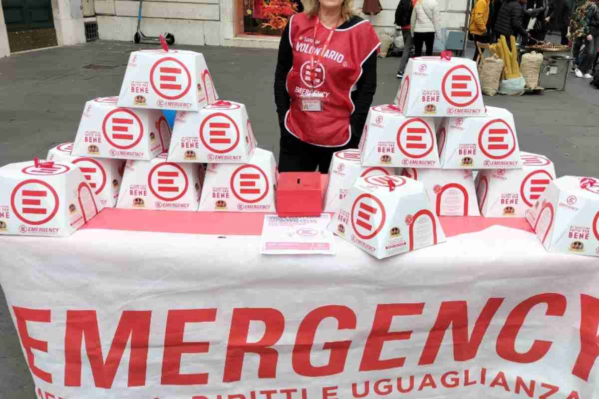  EMERGENCY sfila per le piazze di Napoli