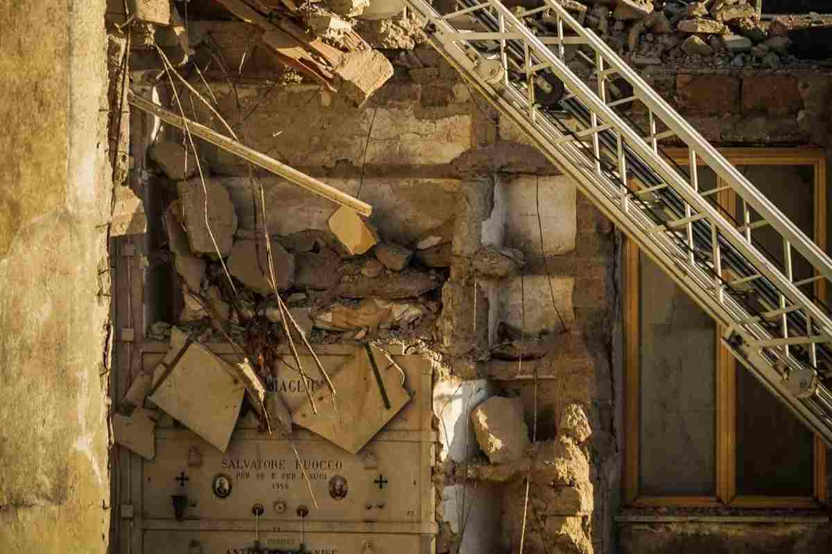 Napoli cimitero crollo
