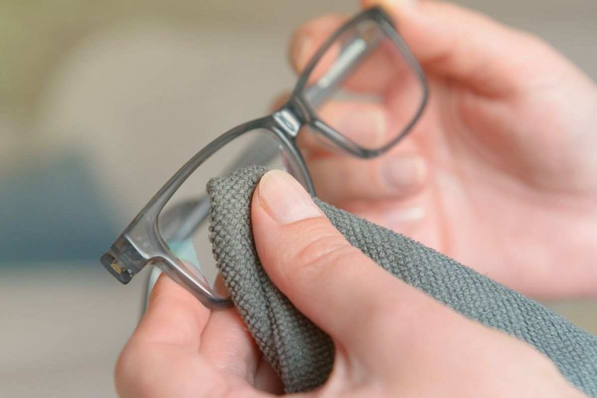 Mai più occhiali da vista sporchi: il trucchetto
