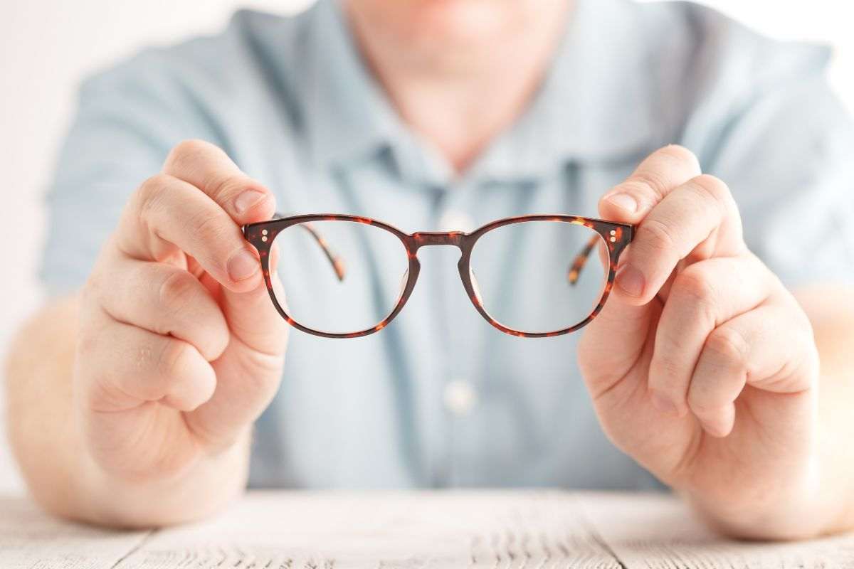 Il segreto per pulire bene gli occhiali da vista