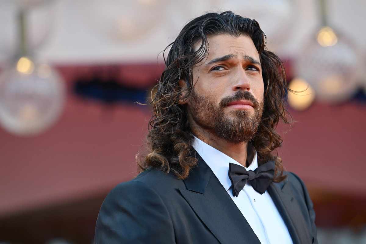 Can Yaman ospedale Barcellona commenti fan