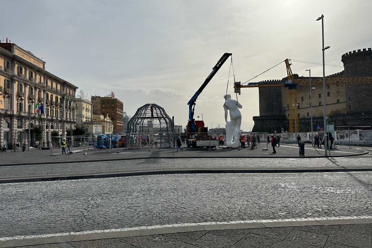 La Venere degli Stracci viene riposizionata in piazza municipio