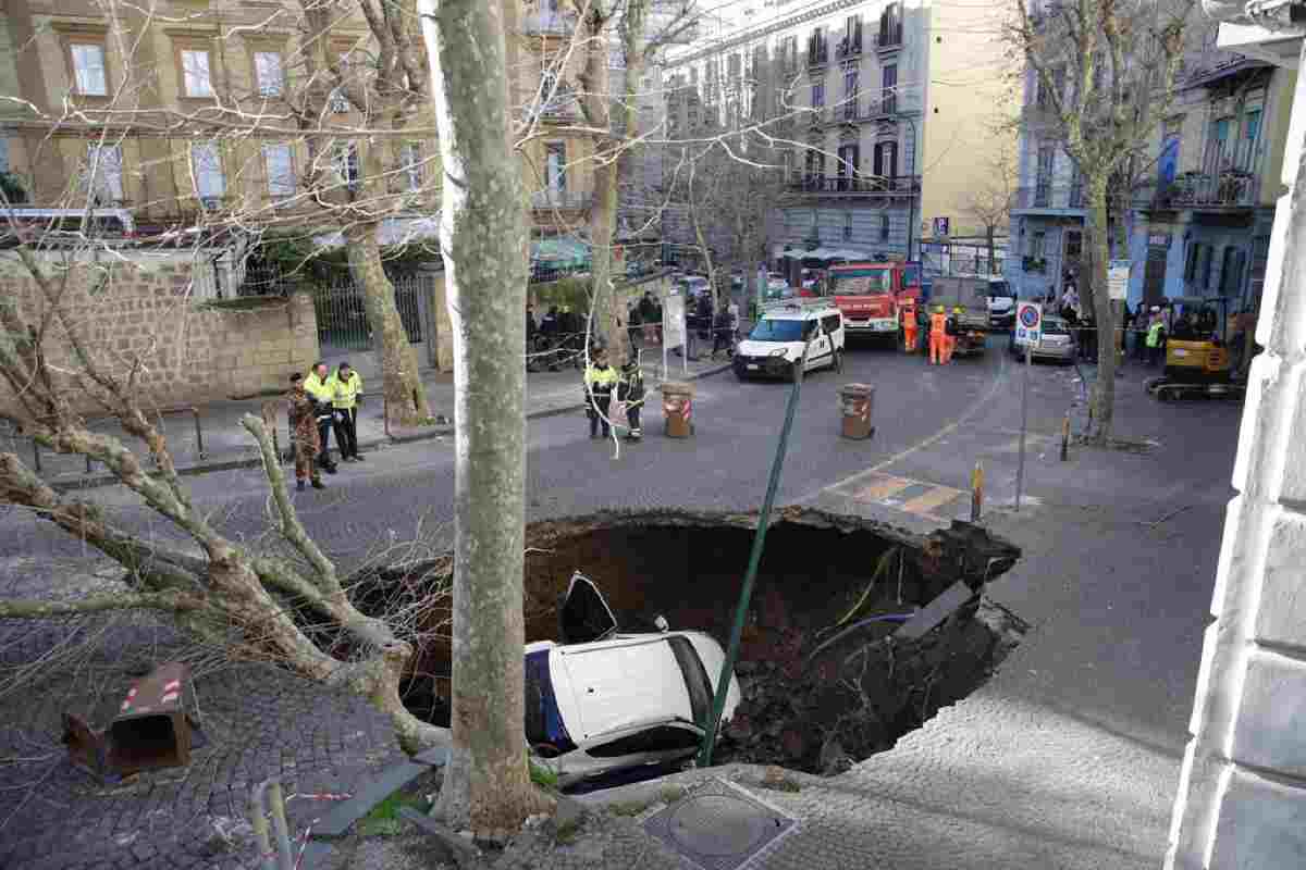 Voragine in strada Napoli