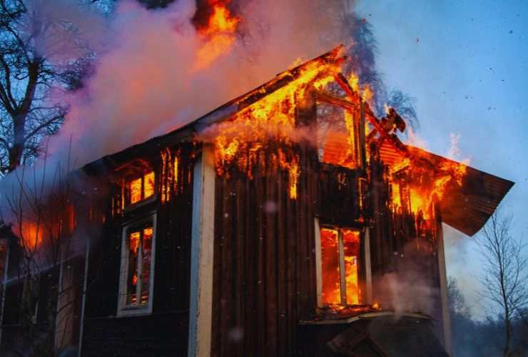 Incendio in casa a napoli