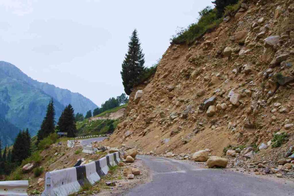 Rischi sulla strada con la frana