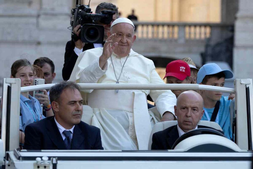 Papa Francesco arriva in Campania