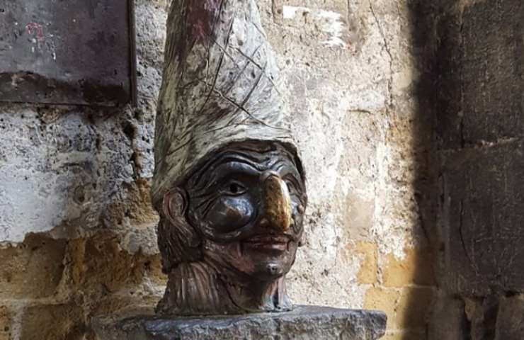 Perché si tocca il naso di Pulcinella? Sembra che porti fortuna