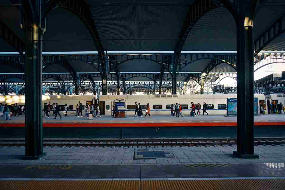 Tragedia alla stazione: una donna perde la vita per un malore improvviso