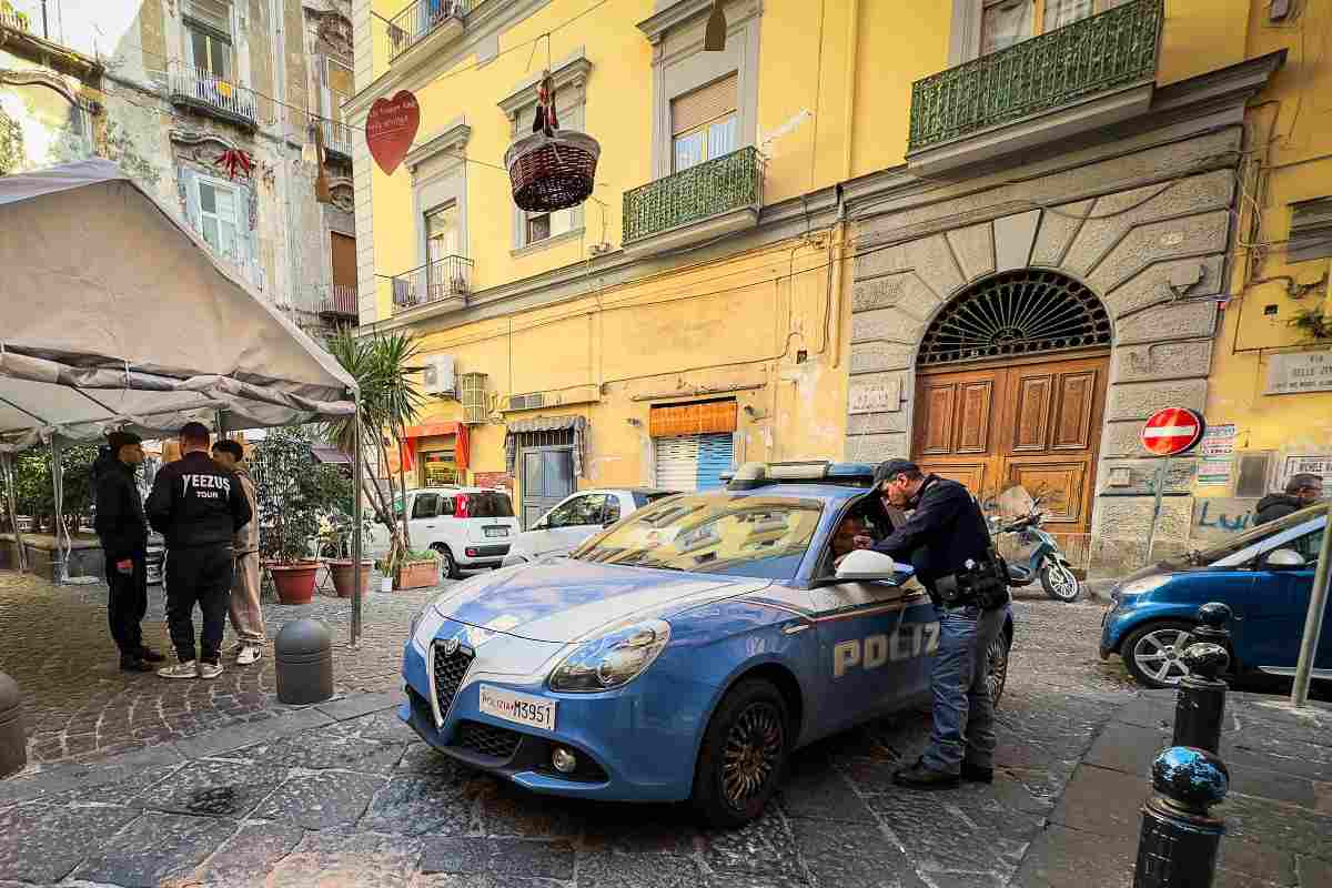 La polizia indaga nel luogo della sparatoria