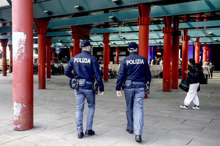 Agenti polizia camminano per strada