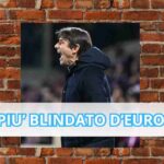 Antonio Conte, allenatore del Napoli, che urla ai suoi calciatori circondato da un muro di mattoni