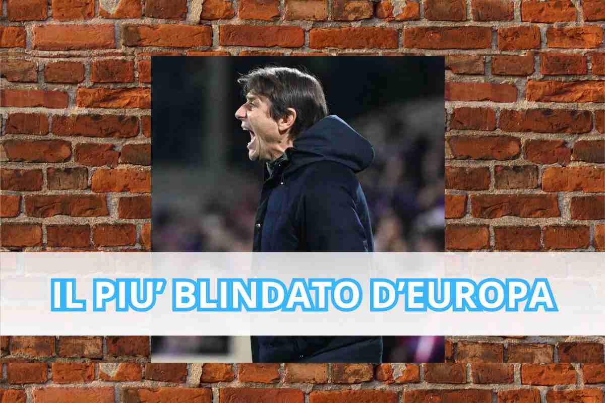 Antonio Conte, allenatore del Napoli, che urla ai suoi calciatori circondato da un muro di mattoni 