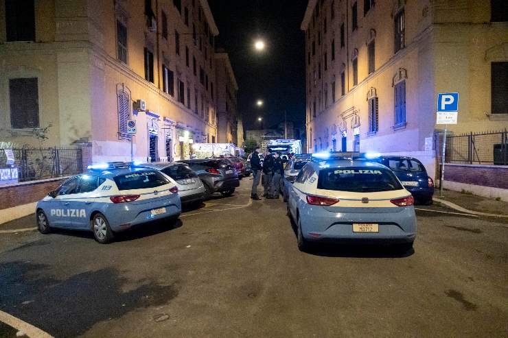 Auto Polizia con lampeggianti accesi