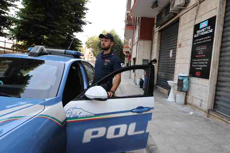 Auto Polizia con poliziotto che osserva la strada