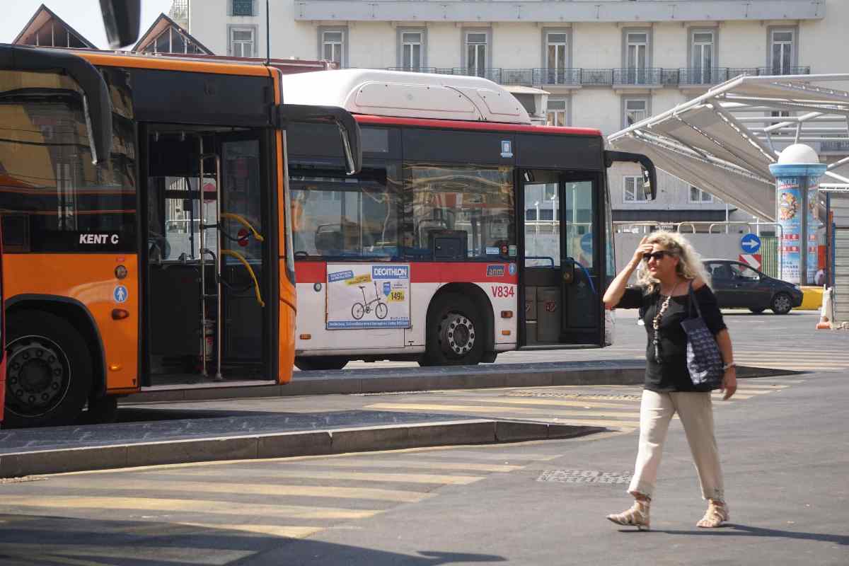 Autobus fermi al capolinea