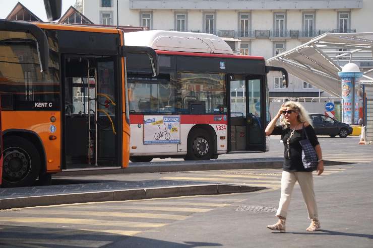 Autobus Napoli  con porte aperte allo stazionamento