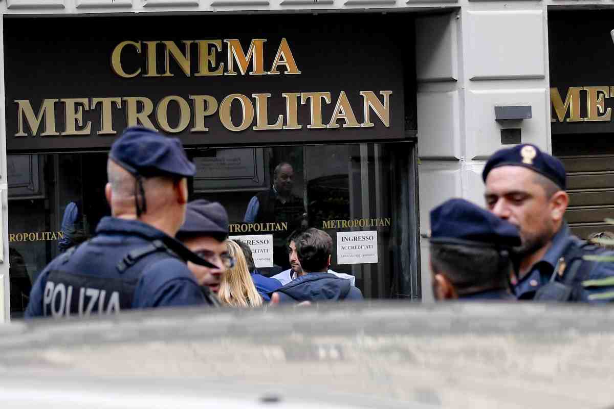 poliziotti all'esterno del Cinema Metropolitan in via Chiaia a Napoli