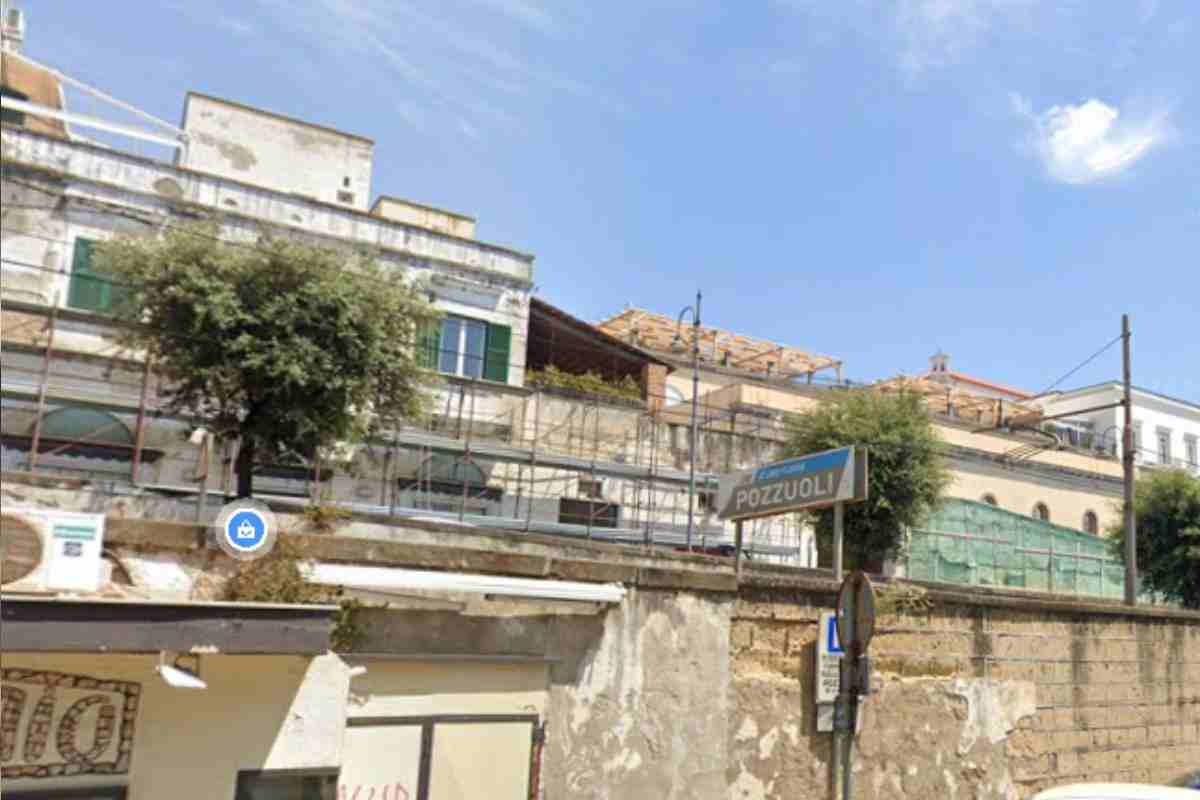 L'attuale fermata "Pozzuoli" della Cumana, vista dall'esterno della stazione