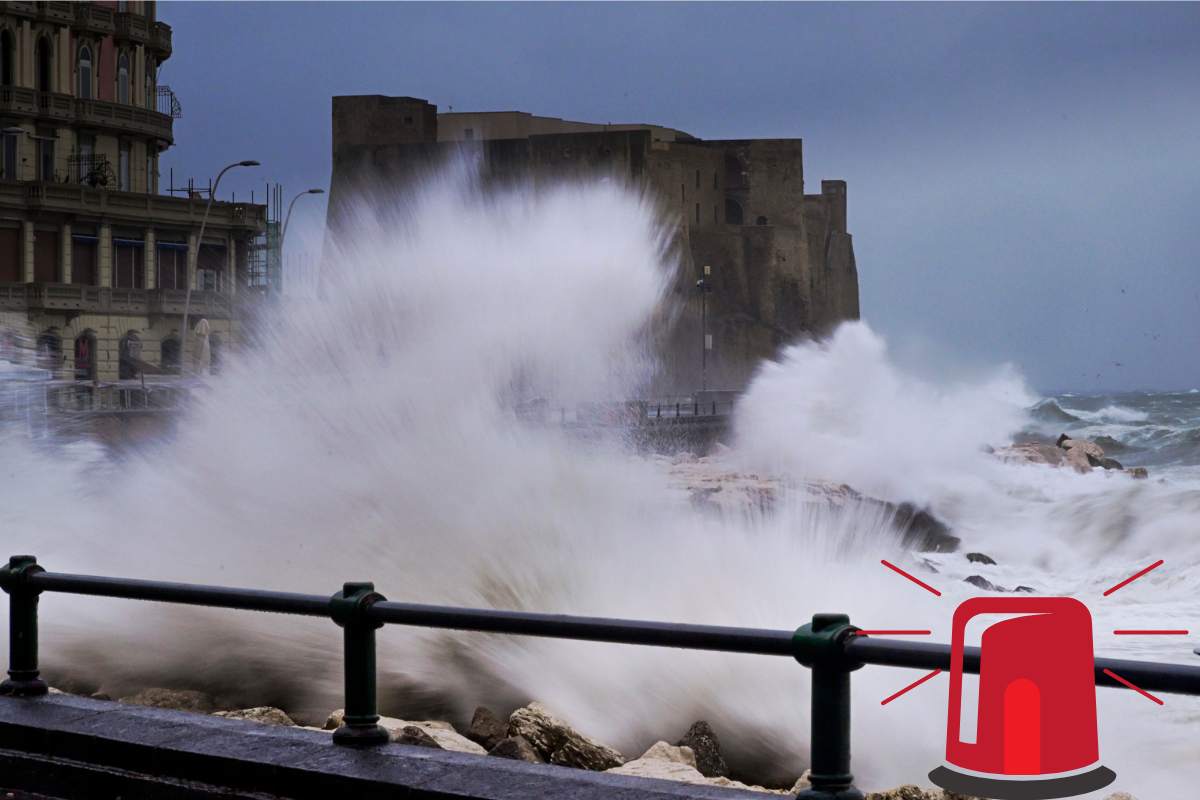 Maltempo Napoli mare agitato a Castel dell'Ovo