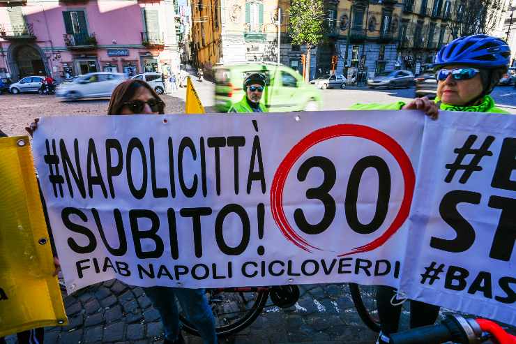 Manifestazione limite orario 30 km/h