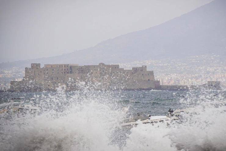 Mare agitato a Napoli