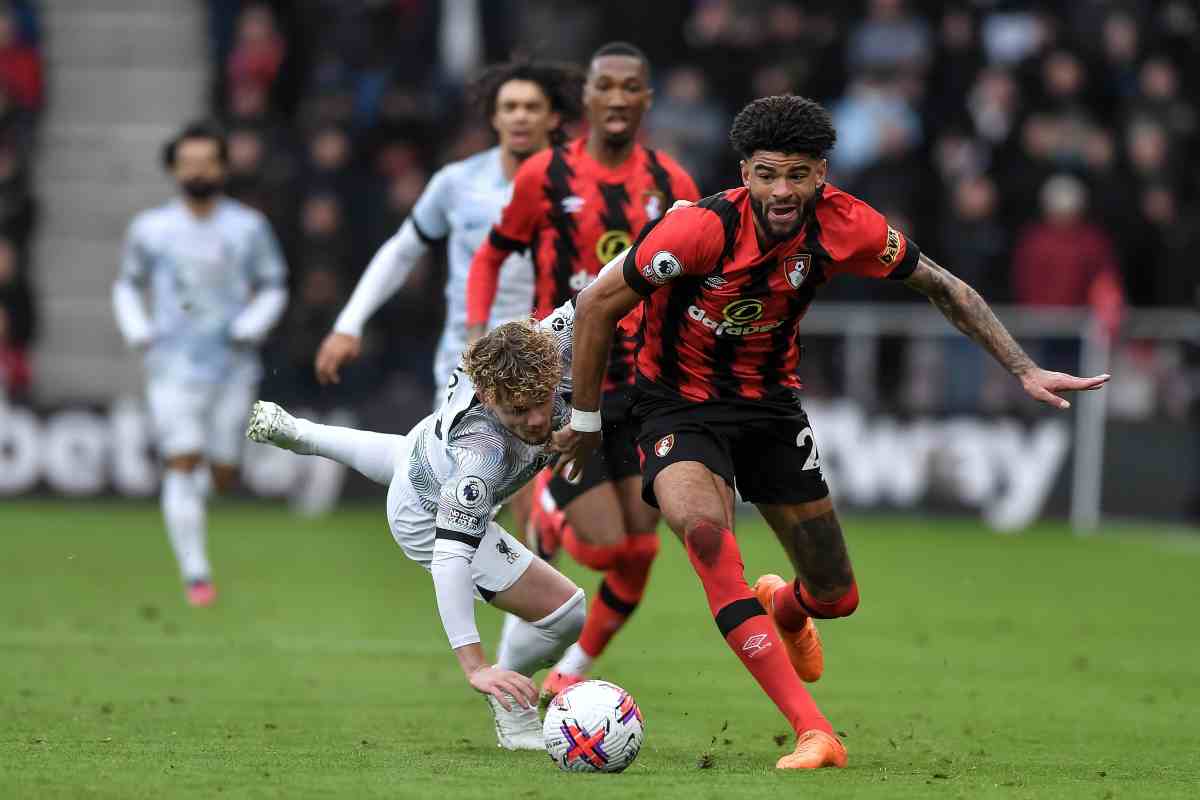 Philip Billing, centrocampista del Bournemouth, mentre lotta in mezzo al campo con la maglia della sua squadra