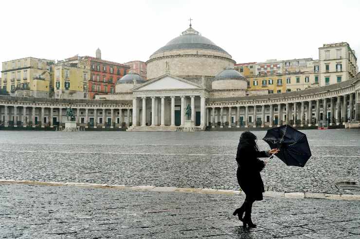 Vento e pioggia a Piazza Plebiscito a Napoli