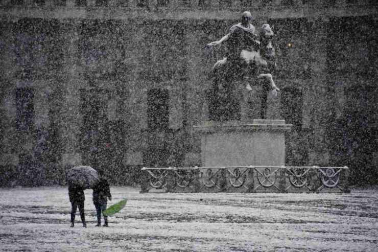 Piazza Plebiscito a Napoli ricoperta di neve nel 2018