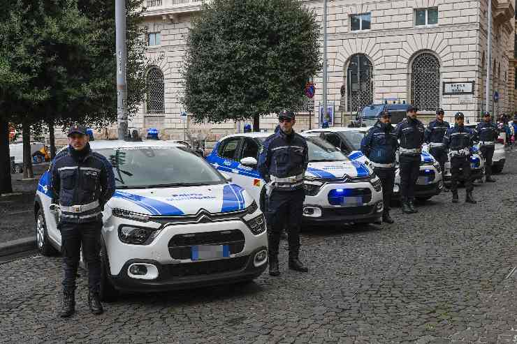 Agenti della Polizia Municipale di Napoli davanti alle vetture