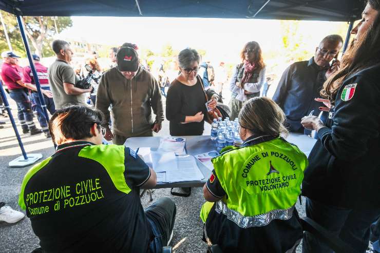 Uomini della Protezione Civile della Campania al lavoro