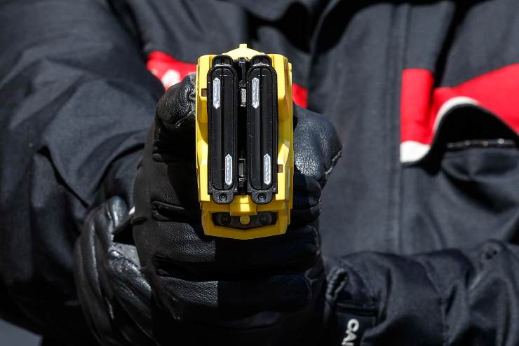 Taser  in mano ad un agente