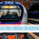 il treno della ferrovia Cumana che parte da Montesanto e arriva a Torregaveta