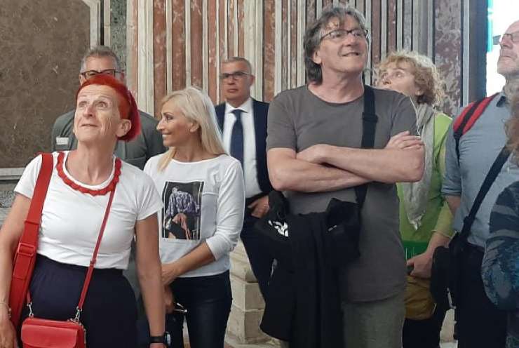 Turisti a Napoli guardano i monumenti