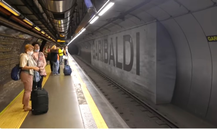 Passeggeri sulla banchina della stazione Garibaldi della metro