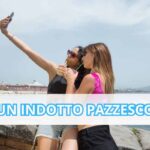 giovani turiste che si fanno un selfie sul lungomare di Napoli