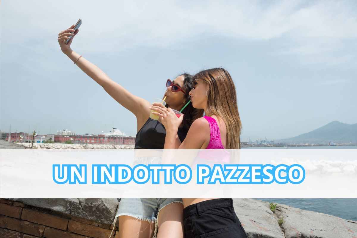 giovani turiste che si fanno un selfie sul lungomare di Napoli  