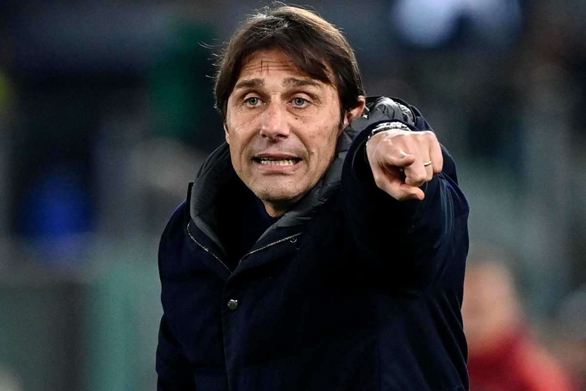 Antonio Conte indica davanti a sé