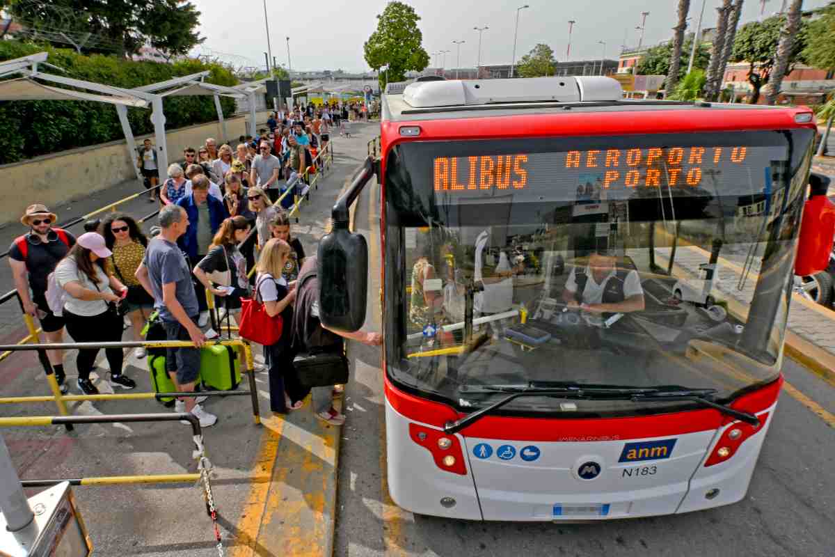 Autobus a Napoli alla fermata