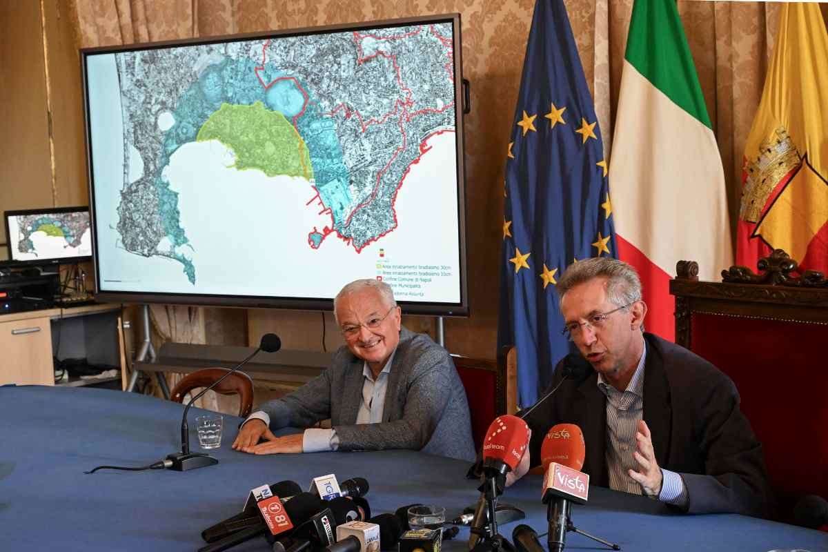 Edoardo Cosenza ride ed il sindaco Gaetano Manfredi parla