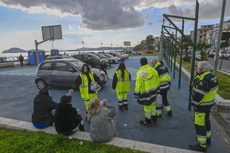 Persone in strada dopo la scossa soccorse dalla Protezione Civile