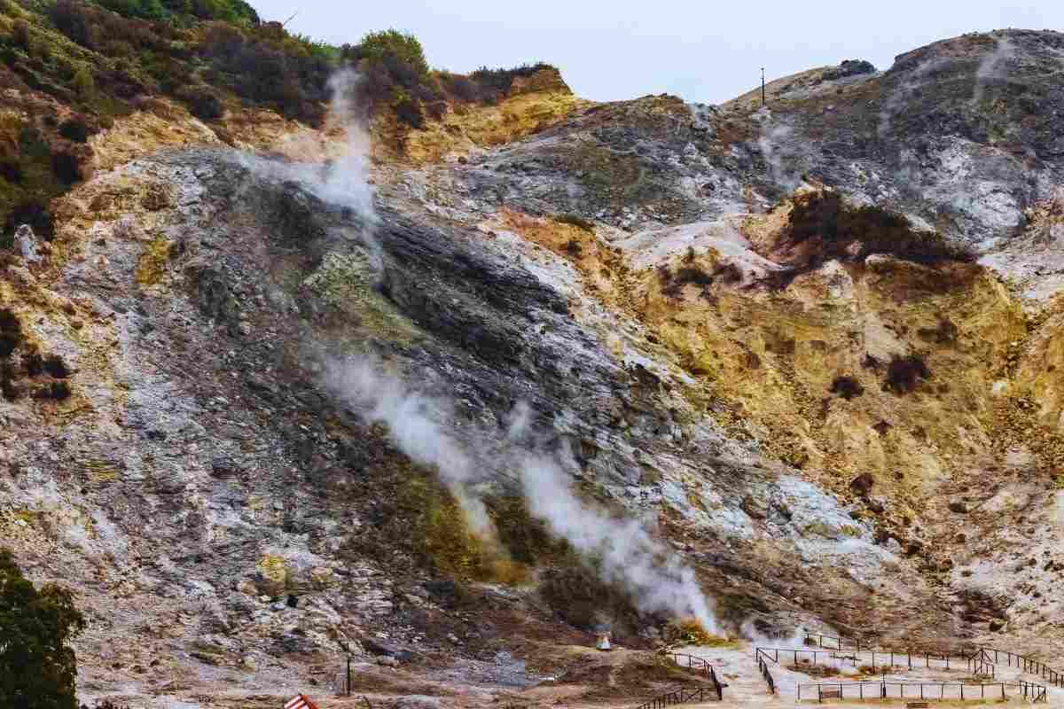 i campi flegrei e l'attività 