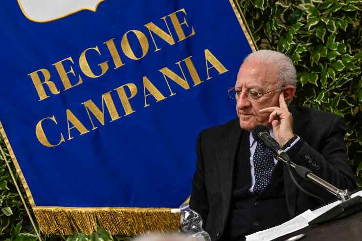 de luca e dietro la scritta regione campania