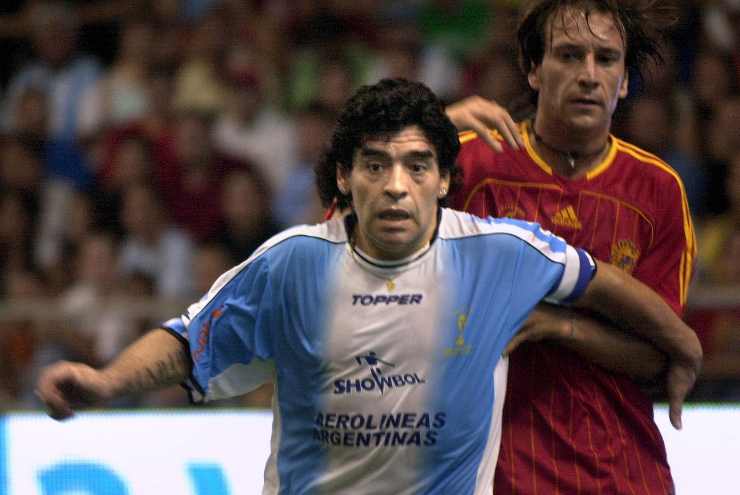 maradona in un contrasto