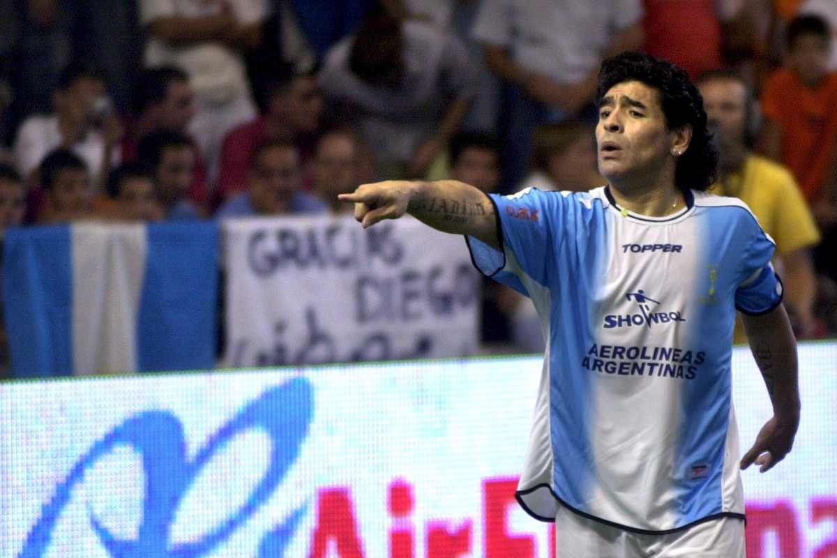 diego maradona indica in campo